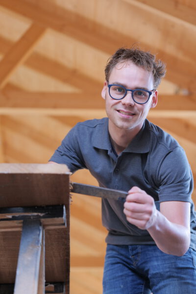 Peterieur snijdt hout: meubels op maat